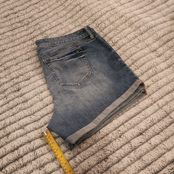 Medium wash rolled cuff Torrid jean shorts size 18. - Picture 8 of 8